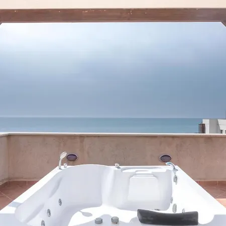 Bliss 3 Bedroom Penthouse & Spa Tub *